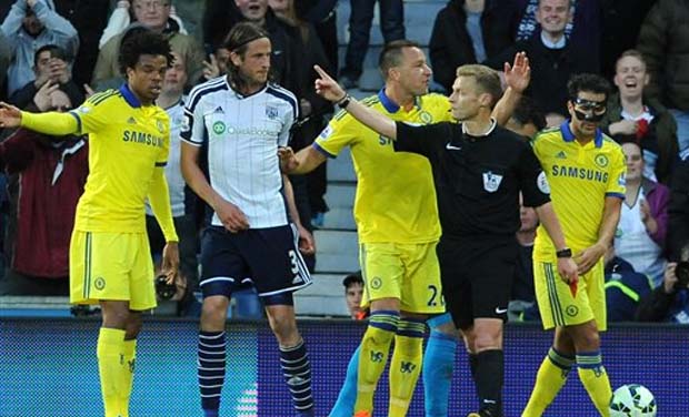 Chelsea's Cesc Fabregas, right, is sent off by referee Mike Jones, 2nd right, during the English Premier League soccer match between West Bromwich Albion and Chelsea at the Hawthorns (Photo: AP) Chelsea's Cesc Fabregas, right, is sent off by referee Mike Jones, 2nd right, during the English Premier League soccer match between West Bromwich Albion and Chelsea at the Hawthorns (Photo: AP)